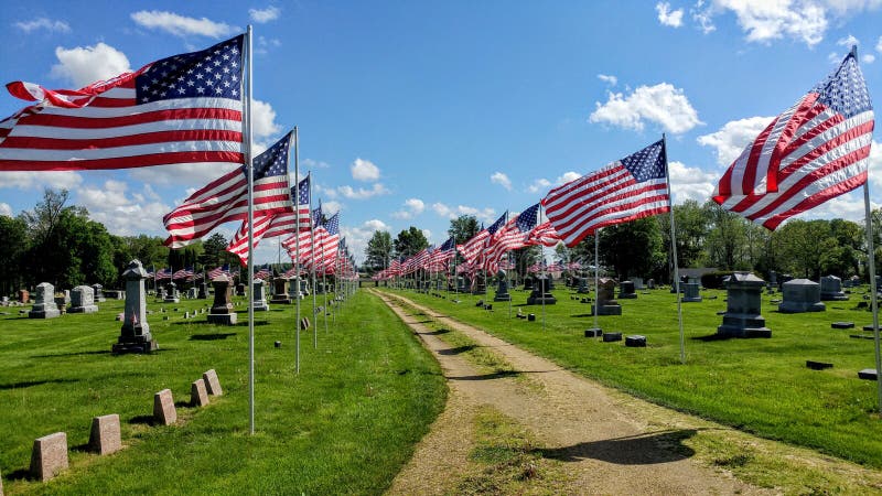 Vol de drapeaux américains au cimetière - Memorial Day photo stock Vol de drapeaux américains au cimetière - Memorial Day photo stock