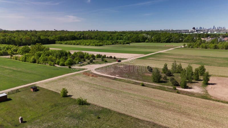 Vol de drone au-dessus d'une grange à distance volant à une altitude de tête ciel bleu banque de vidéos
