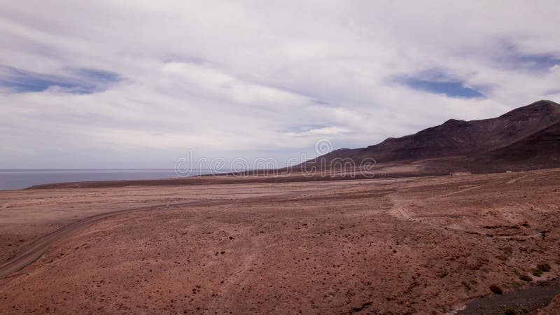 Vol de drone au-dessus du paysage d'Arid Jandia dans le sud de Fuerteventura banque de vidéos