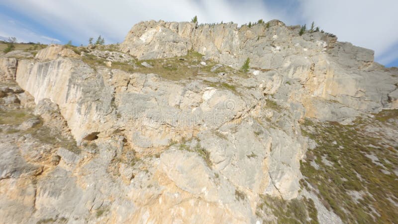 Vol en vue aérienne vers la géologie naturelle des montagnes formation sommet automne arbres paysage pittoresque