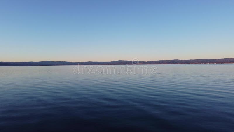 Vol faible au-dessus d'un lac calme clair en californie