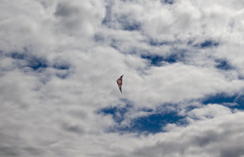 Vol rouge et blanc de cerf-volant en ciel bleu avec nuageux en Andora, Italie photos libres de droits Vol rouge et blanc de cerf-volant en ciel bleu avec nuageux en Andora, Italie photos libres de droits