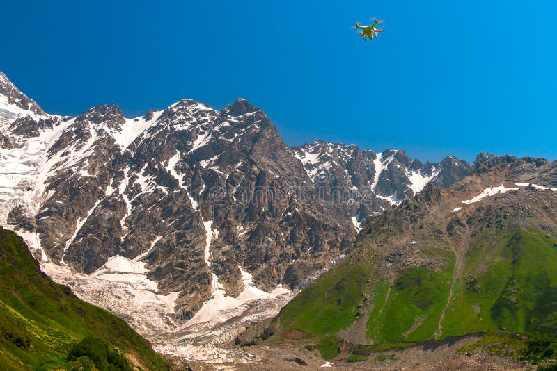 Vol standard de quadruple-hélicoptère du fantôme 2 Vision+ de DJI dans des montagnes de Caucase image libre de droits Vol standard de quadruple-hélicoptère du fantôme 2 Vision+ de DJI dans des montagnes de Caucase image libre de droits