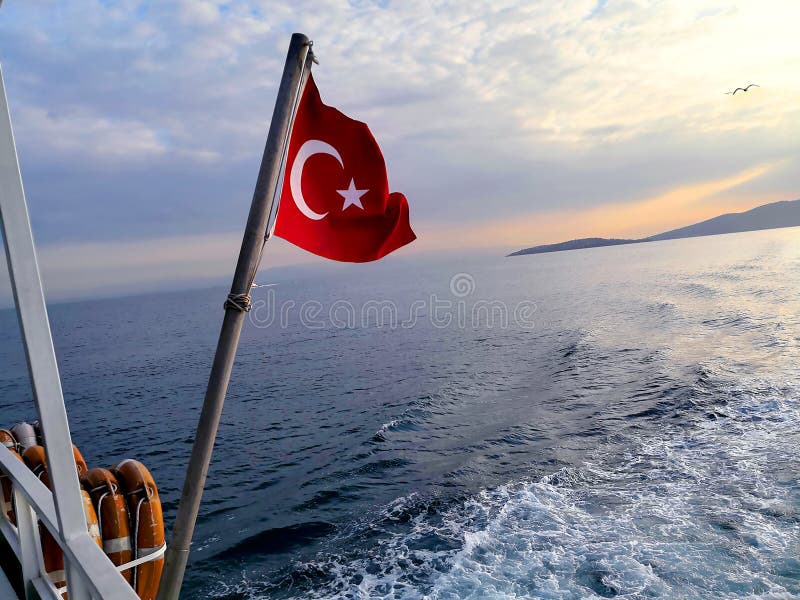 Vol Turc De Drapeau Pendant Le Départ De Lîle Des