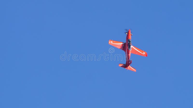 Vol à grande vitesse de l'avion turbopropulseur à commande rapide rouge dans une vallée