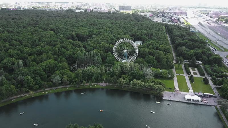 Volando sobre un parque con una rueda de ferris