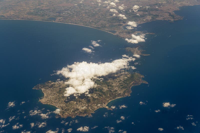 Volant au-dessus des îles des ischions et du Procida, Campanie, Italie image libre de droits Volant au-dessus des îles des ischions et du Procida, Campanie, Italie image libre de droits
