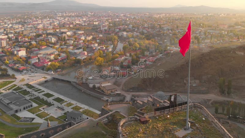 Volant autour du drapeau national turc au-dessus du château de kars en turquie.