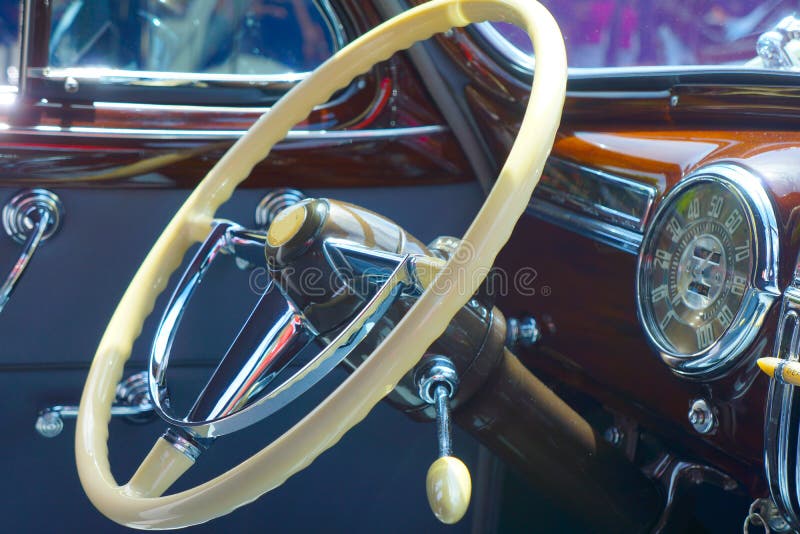 Volant classique de véhicule image libre de droits Volant classique de véhicule image libre de droits
