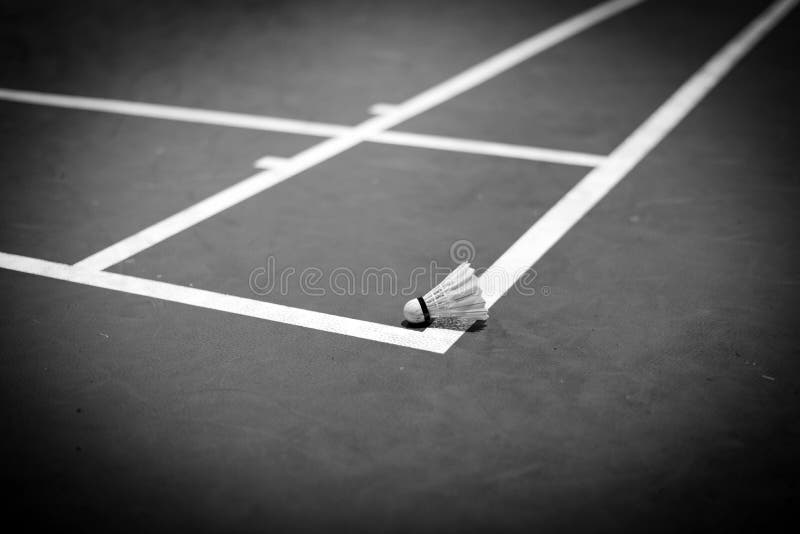 volant de badminton sur la cour, ton noir et blanc photos stock volant de badminton sur la cour, ton noir et blanc photos stock