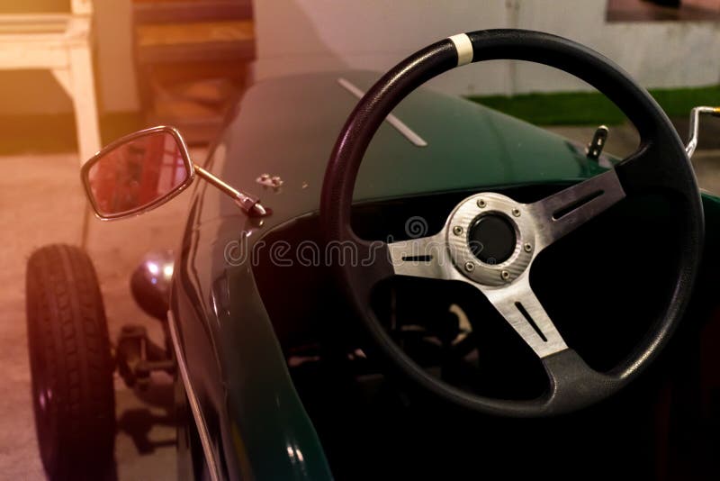 Volante ascendente próximo em pouco carro clássico foto de stock royalty free Volante ascendente próximo em pouco carro clássico foto de stock royalty free