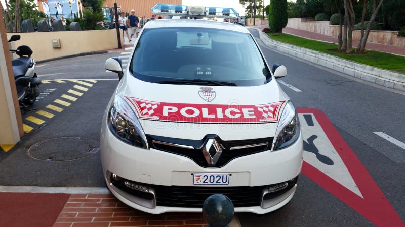 Volante della polizia parcheggiato sulla via, Front View del Monaco immagine stock Volante della polizia parcheggiato sulla via, Front View del Monaco immagine stock