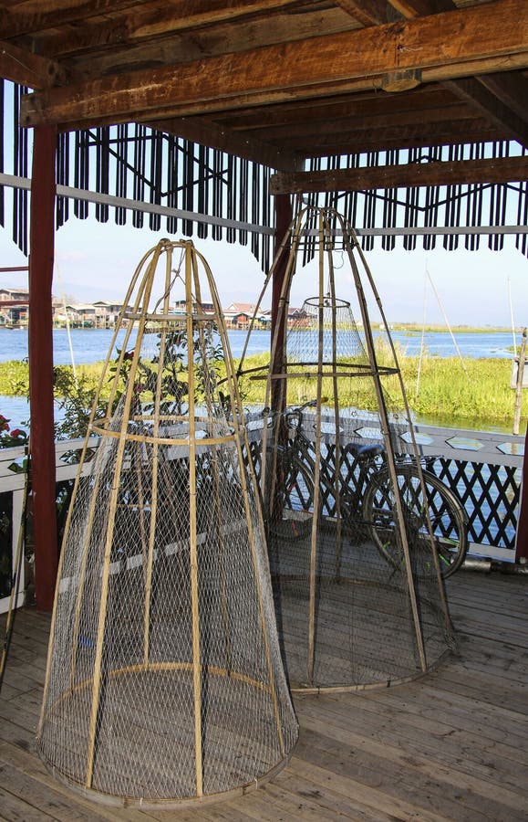 Volantes de la pesca, la manera tradicional de pesca en el LAK de Inle fotos de archivo libres de regalías Volantes de la pesca, la manera tradicional de pesca en el LAK de Inle fotos de archivo libres de regalías