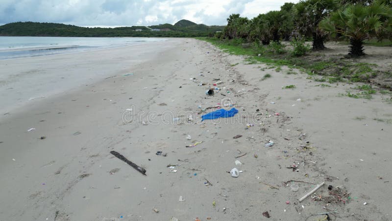 4 000 volants aériens au-dessus de la plage avec la plus grande pollution plastique clips vidéos