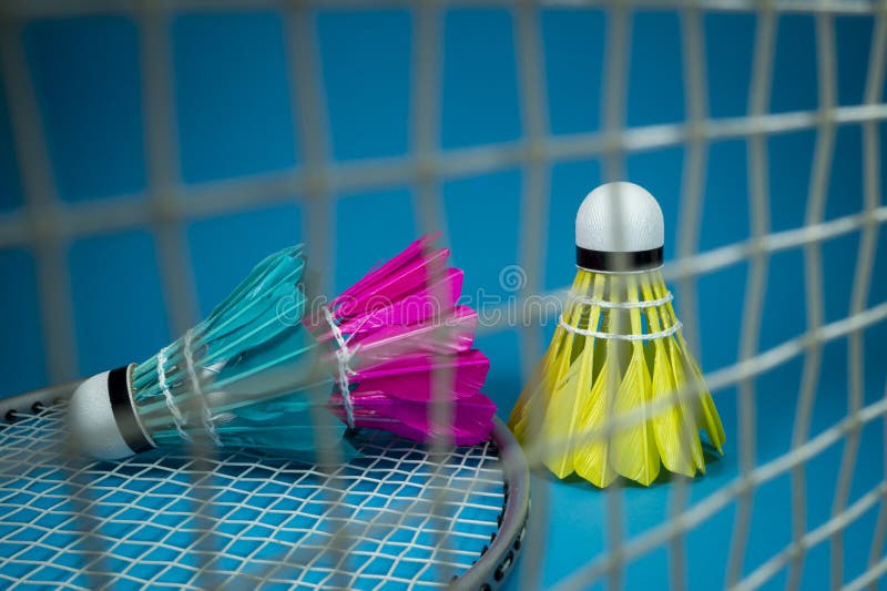 Volants colorés avec un filet de badminton photographie stock Volants colorés avec un filet de badminton photographie stock