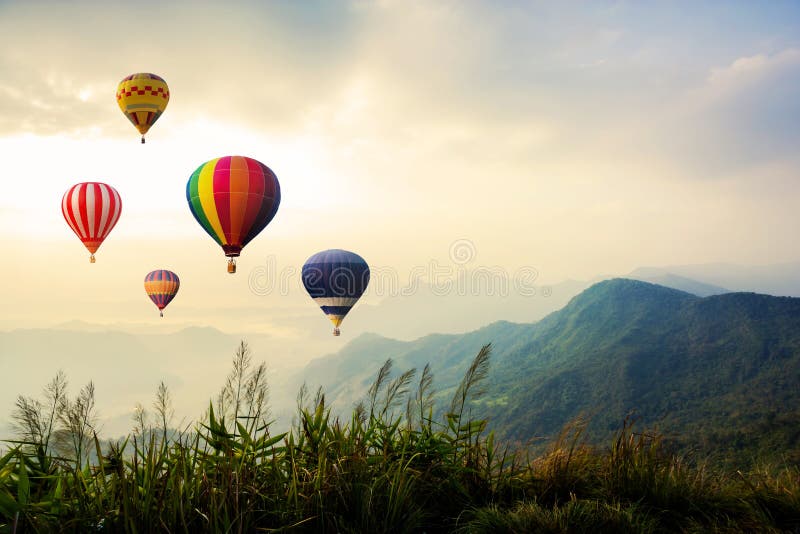 Volata variopinta delle mongolfiere fotografia stock libera da diritti Volata variopinta delle mongolfiere fotografia stock libera da diritti