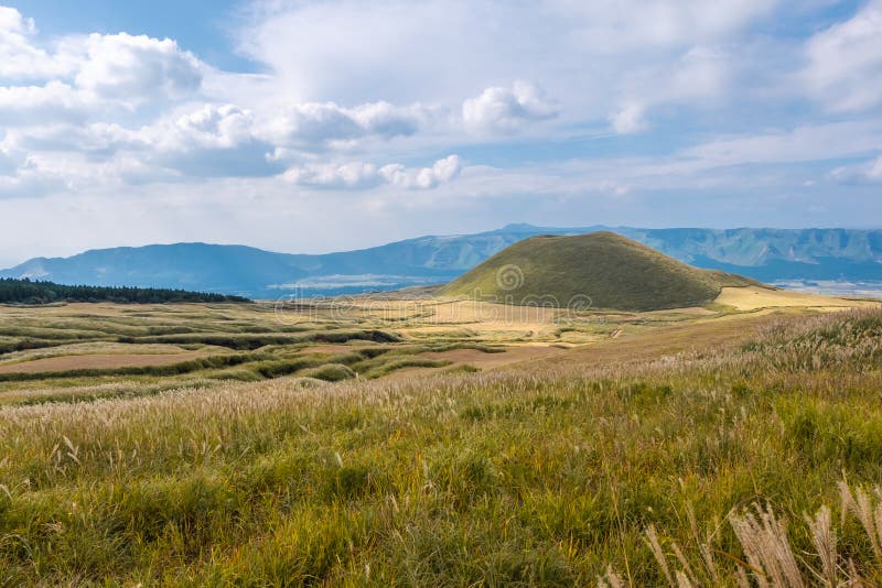 Volcan De Komezuka En Aso Kumamoto Kyushu Japon Campo De Hierba Verde Cubrir La Montana Con El Fondo Del Cielo Azul Y De La N Imagen De Archivo Imagen De Asoleado