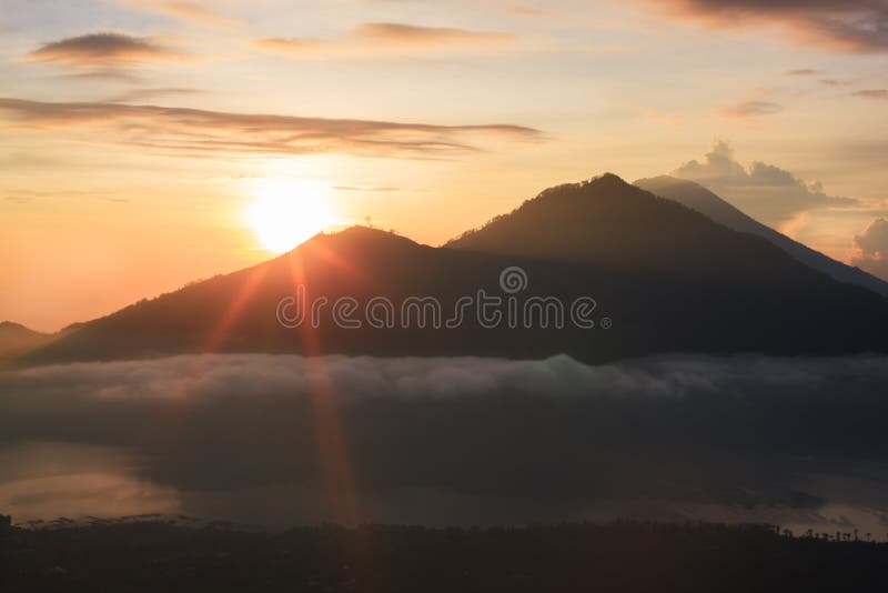 Volcan actif Lever de soleil du haut de bâti Batur - Bali, Indonésie image libre de droits Volcan actif Lever de soleil du haut de bâti Batur - Bali, Indonésie image libre de droits