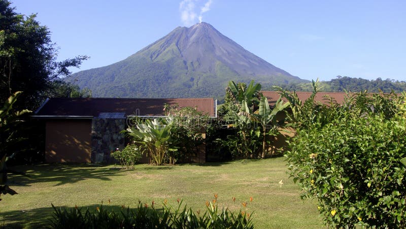 Volcan d'Arenal éclatant photographie stock libre de droits Volcan d'Arenal éclatant photographie stock libre de droits