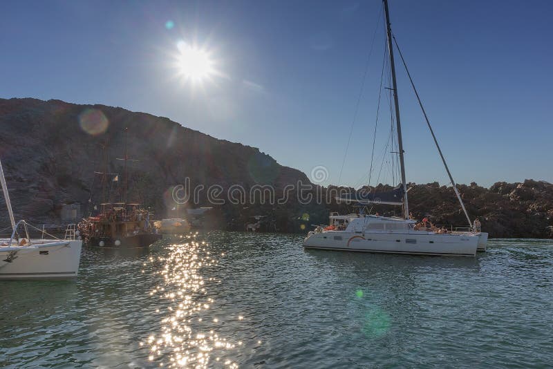 volcan dans le santorini, avec le catamaran de bateaux photographie stock volcan dans le santorini, avec le catamaran de bateaux photographie stock