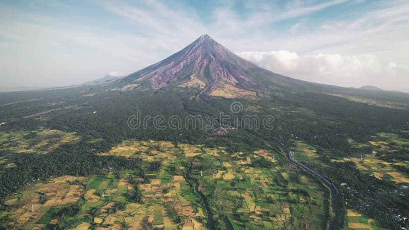 Volcan mayon aérien à legazpi ville albay philippine. caméra descend faire panorama vertical banque de vidéos