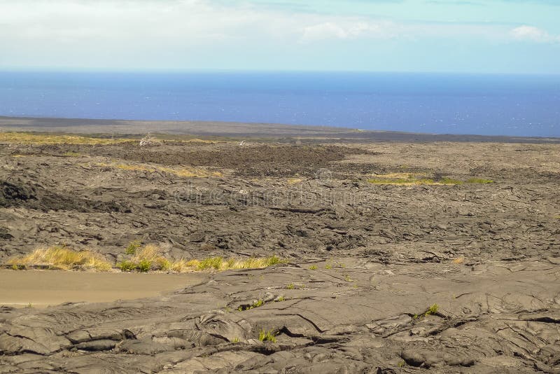 Volcan sur la grande île où la lave a bloqué la route image libre de droits Volcan sur la grande île où la lave a bloqué la route image libre de droits