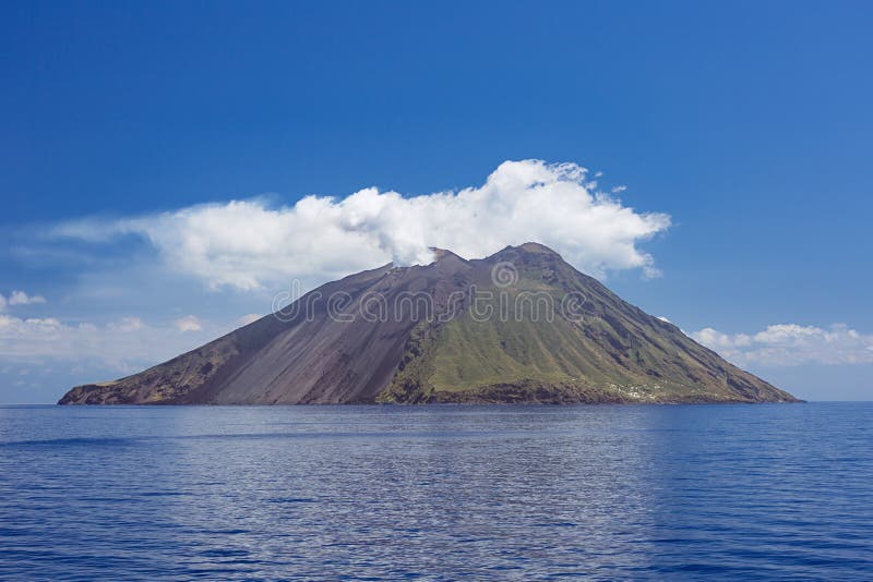 Sopečného oblaku a mraky nad Ostrov Stromboli.