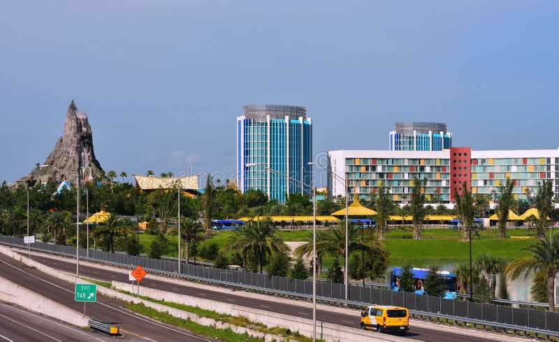 Volcano Bay e hotéis coloridos Vista bonita da ponte universal do bulevar foto de stock Volcano Bay e hotéis coloridos Vista bonita da ponte universal do bulevar foto de stock