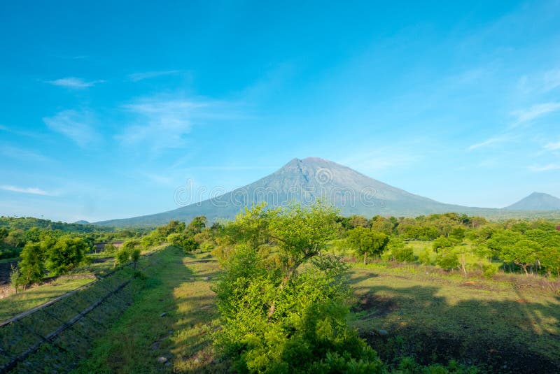 Volcano Gunung Agung con chiaro cielo blu da Amed in Bali, Indo fotografia stock libera da diritti Volcano Gunung Agung con chiaro cielo blu da Amed in Bali, Indo fotografia stock libera da diritti