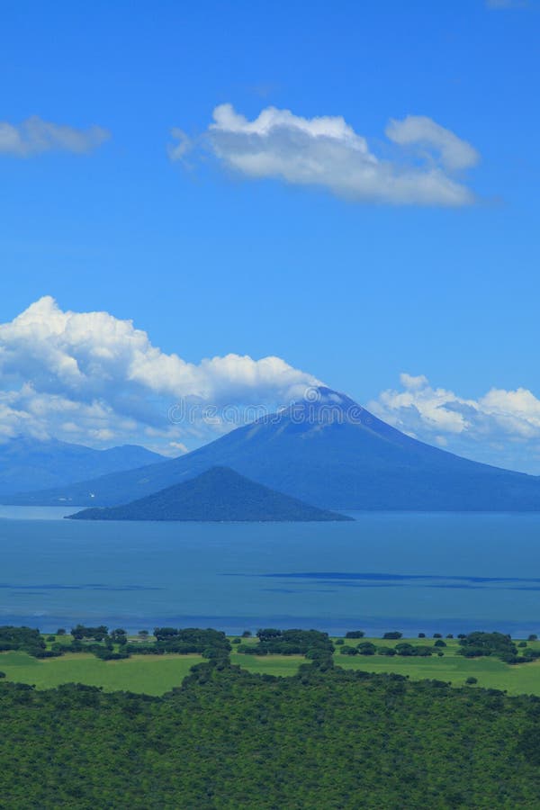 Volcano Momotombo royalty free stock photos