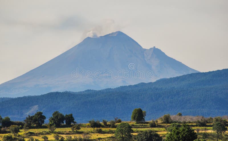 Volcano Popocatepetl i Mexico som presenterar små moln av rök arkivbild Volcano Popocatepetl i Mexico som presenterar små moln av rök arkivbild