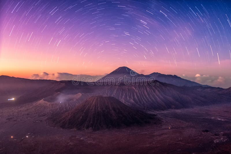 Volcán activo del soporte, Batok, Bromo, Semeru con estrellado en el amanecer foto de archivo libre de regalías Volcán activo del soporte, Batok, Bromo, Semeru con estrellado en el amanecer foto de archivo libre de regalías