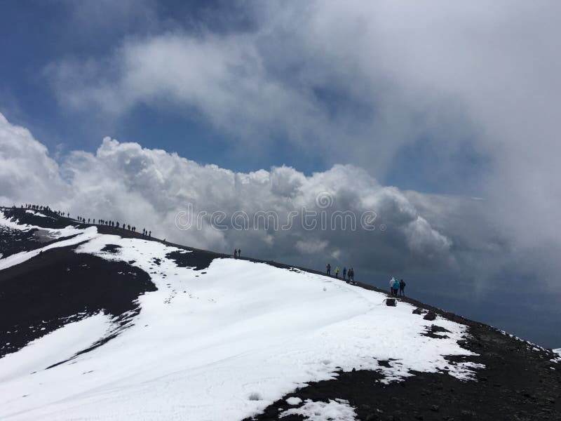 Volcán del Etna del montaje en la acción foto de archivo libre de regalías Volcán del Etna del montaje en la acción foto de archivo libre de regalías