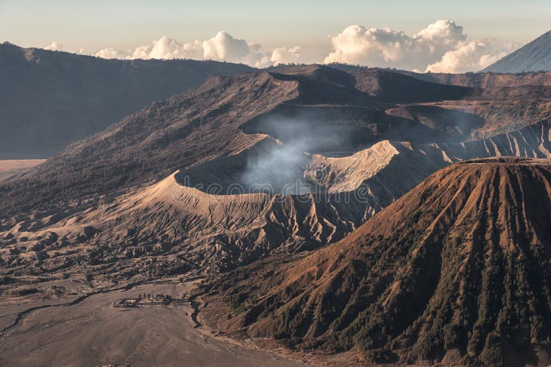 Volcán del soporte un activo con humo, Kawah Bromo, Gunung Batok en la salida del sol imagenes de archivo Volcán del soporte un activo con humo, Kawah Bromo, Gunung Batok en la salida del sol imagenes de archivo