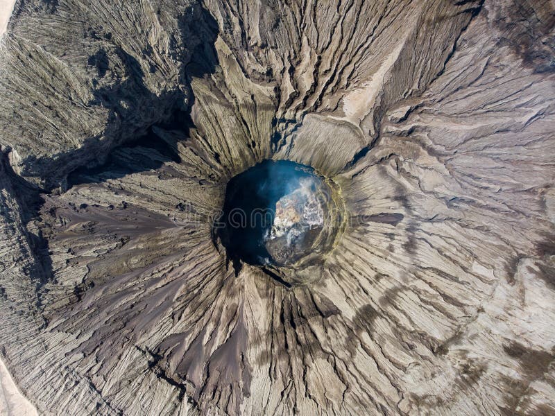 Volcán majestuoso del cráter del soporte de la visión aérea, Kawah Bromo fotos de archivo libres de regalías Volcán majestuoso del cráter del soporte de la visión aérea, Kawah Bromo fotos de archivo libres de regalías