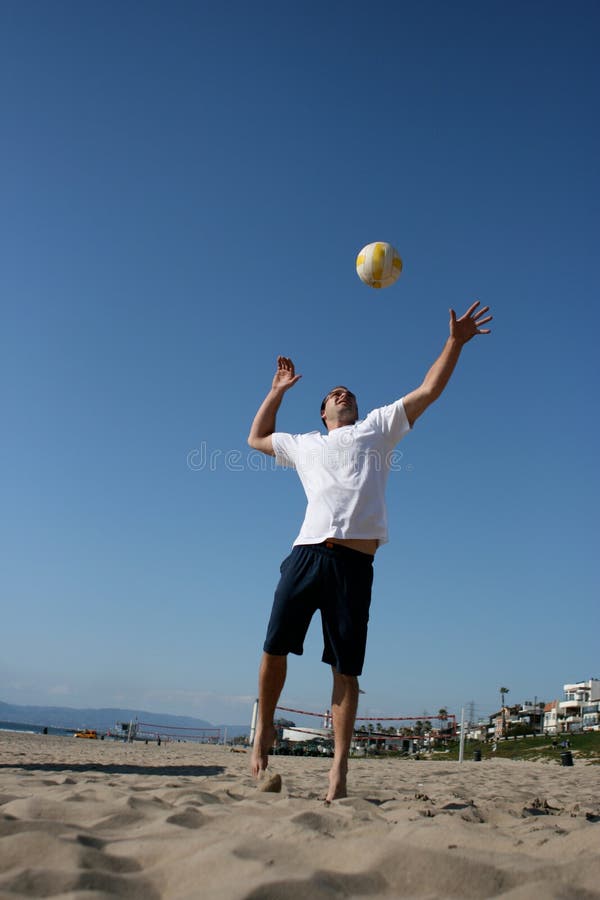 Jogador De Futebol Da Praia Na Ação Ângulo Largo Da Praia Ensolarada Imagem  de Stock - Imagem de oceano, atleta: 124770337