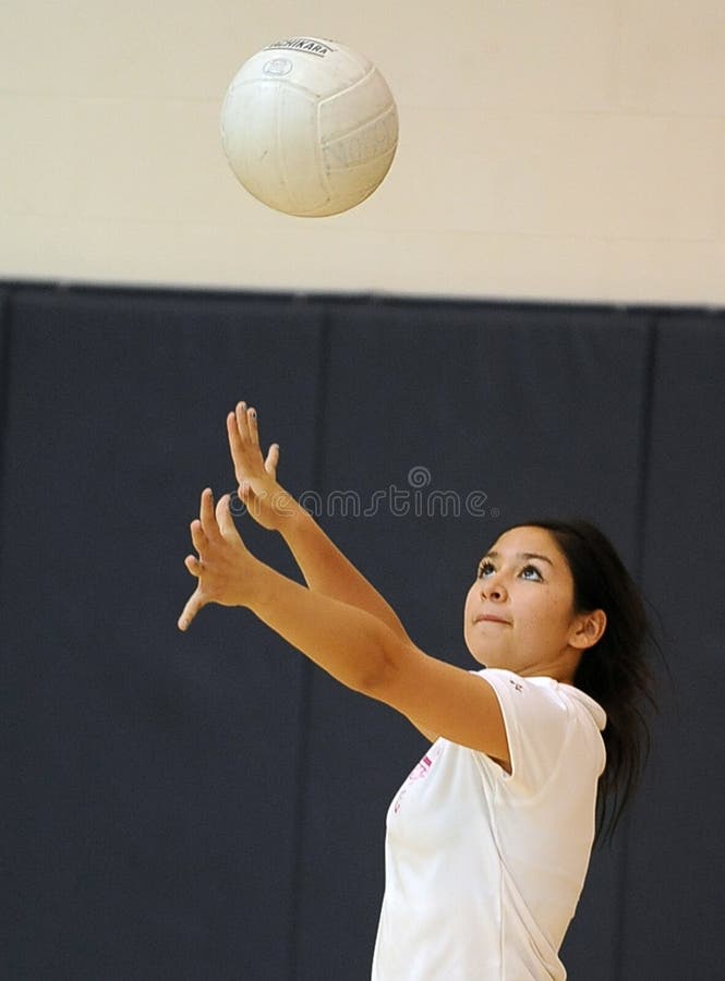 Voleibol De La High School Secundaria De Las Muchachas Fotografía