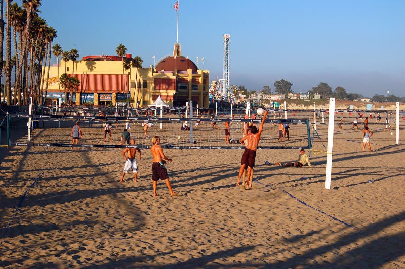 Voleibol de playa en Santa Cruz, California foto de archivo Voleibol de playa en Santa Cruz, California foto de archivo
