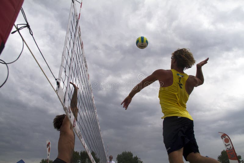 Adolescentes jogando vôlei - Fotos de arquivo #7179599