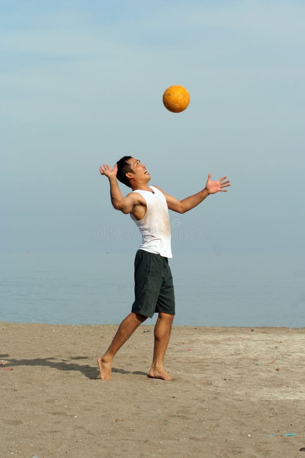 Jogador De Futebol Da Praia Na Ação Ângulo Largo Da Praia Ensolarada Imagem  de Stock - Imagem de oceano, atleta: 124770337