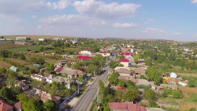 Voler au-dessus d'un petit village en Roumanie