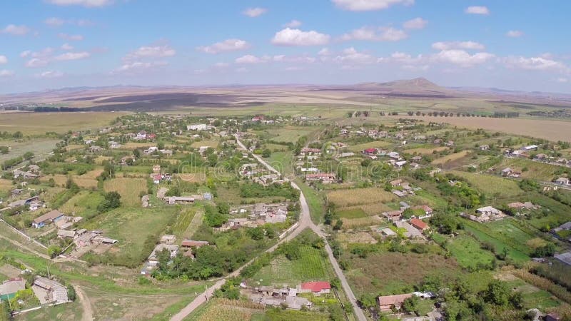 Voler au-dessus d'un petit village en Roumanie