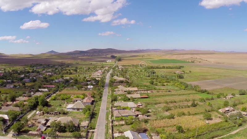 Voler au-dessus d'un petit village en Roumanie