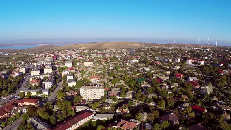 Voler au-dessus d'une petite ville en Roumanie