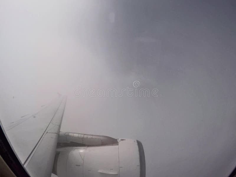 Voler au-dessus des nuages avec un avion à réaction