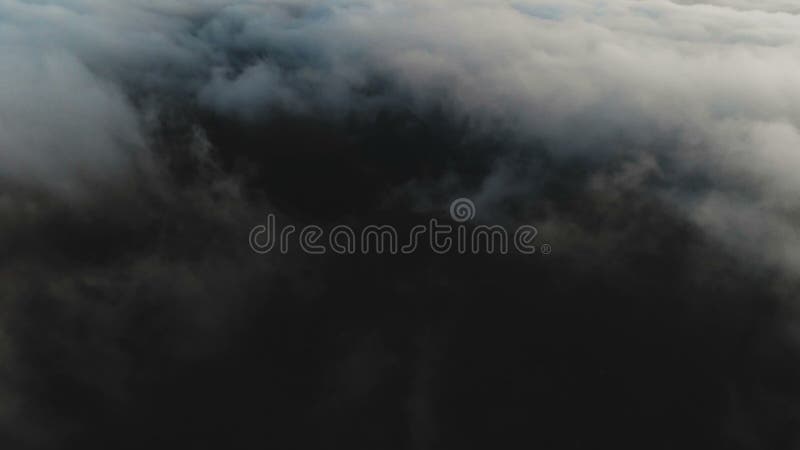 Voler au-dessus des nuages au crépuscule ou à l'aube Voler au-dessus des nuages en direction d'une haute montagne neigeuse aérien banque de vidéos