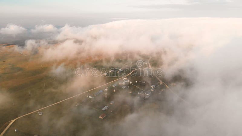 Voler au-dessus des nuages au crépuscule ou à l'aube Voler au-dessus des nuages Silhouette d'homme se recroquevillant d'affaires banque de vidéos