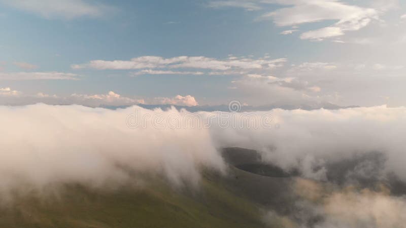 Voler au-dessus des nuages au crépuscule ou à l'aube Voler au-dessus des nuages Silhouette d'homme se recroquevillant d'affaires clips vidéos