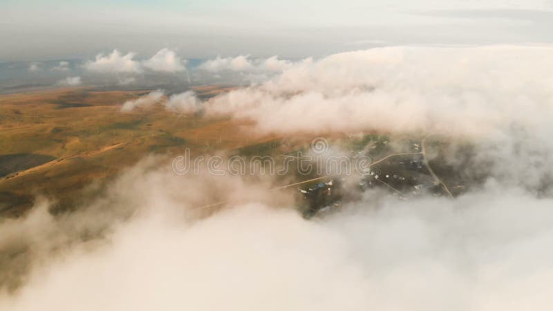 Voler au-dessus des nuages au crépuscule ou à l'aube Voler au-dessus des nuages Silhouette d'homme se recroquevillant d'affaires banque de vidéos