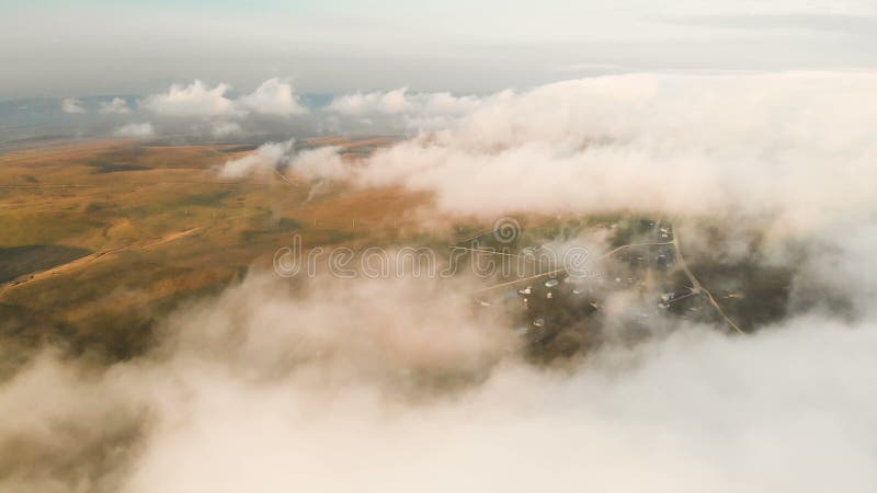 Voler au-dessus des nuages au crépuscule ou à l'aube Voler au-dessus des nuages Silhouette d'homme se recroquevillant d'affaires banque de vidéos
